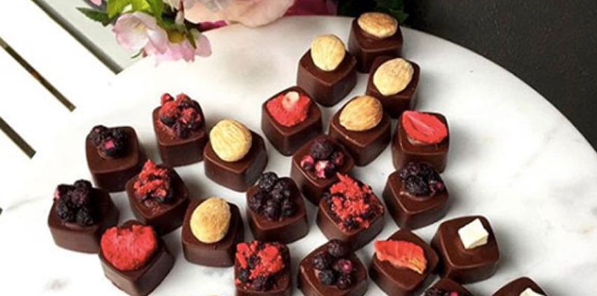 Rawmantic Chocolate-carouselImage-https://images.snackmagic.com/spree/provider_carousel_image/2543/bulk_medium/748zh64346nvebf0e6g30duw01yu.?1762162270