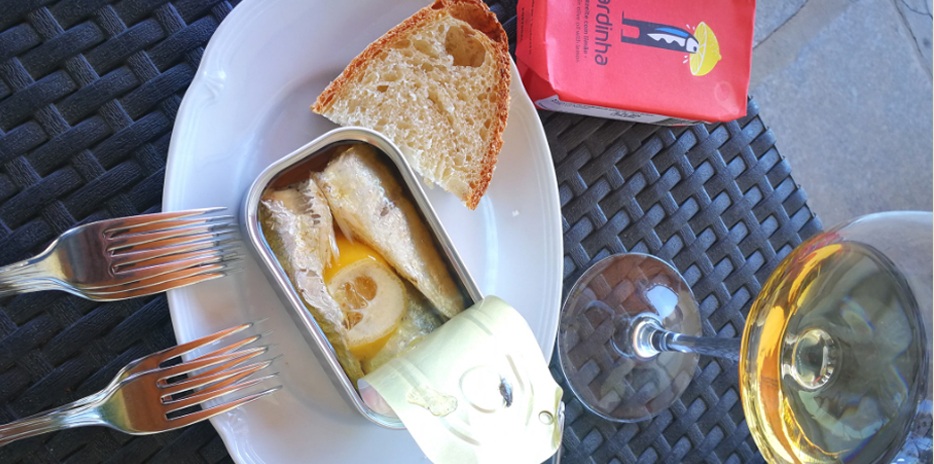 Sardinha-carouselImage-https://images.snackmagic.com/spree/provider_carousel_image/5471/medium/w5uhemwbch9y5fxbv7wt5hf5h4mu.?1769093691